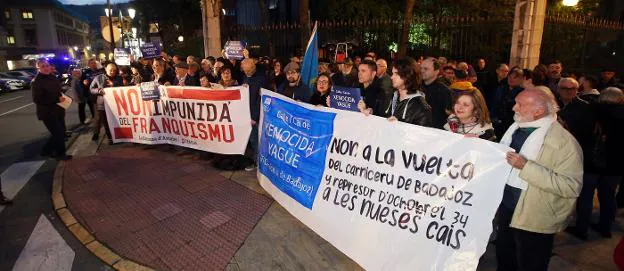Los manifestantes durante el acto convocado en la calle General Yagüe. / ALEX PIÑA