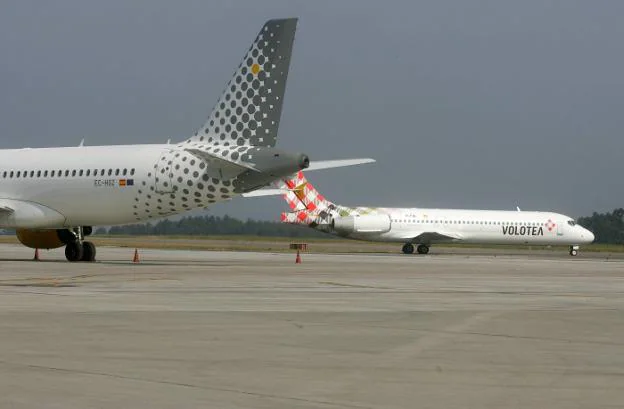 Un avión de Vueling y otro de Volotea, en la plataforma de aeronaves del aeropuerto de Asturias. / P. CITOULA