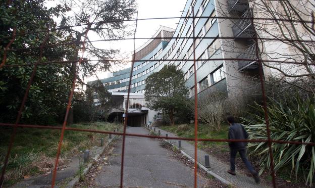 La maleza invade la entrada a Maternidad en los terrenos del antiguo Hospital Universitario Central de Asturias (HUCA) en El Cristo. / ALEX PIÑA