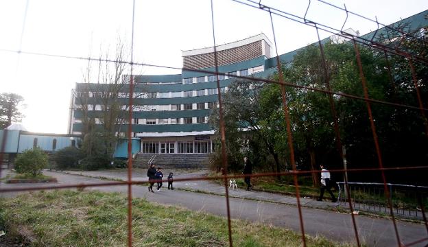 El edificio de Marternidad del viejo hospital acogería una biblioteca centralizada, según los planes. / ALEX PIÑA