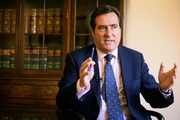 El presidente de CEOE, Antonio Garamendi, en la sede de la patronal española. / EFE