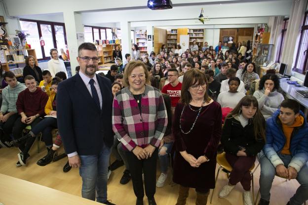 Álvaro Valdés, Rosa Menéndez y Carmen González, en la biblioteca del IES Pérez de Ayala, minutos antes de la charla. / DANI MORA