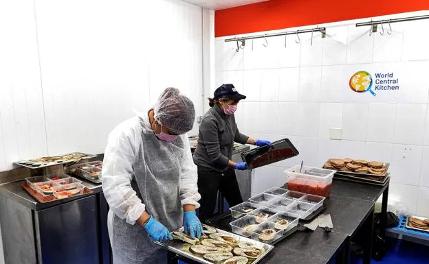 Dos mujeres preparan alimentos en la ONG de José Andrés./EFE