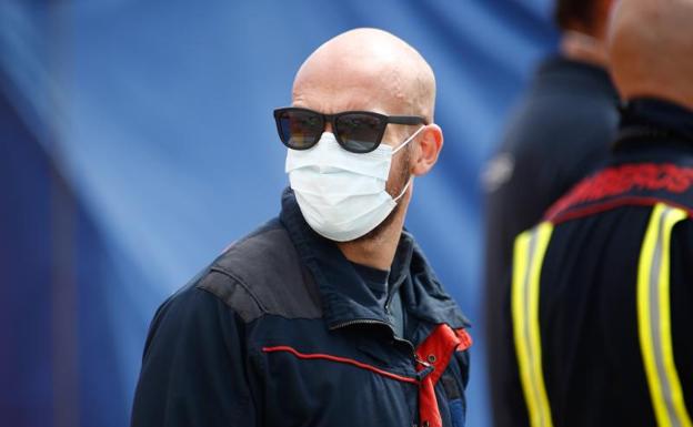 Un bombero protegido con mascarilla. /EP