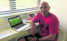 Abelardo, posa para EL COMERCIO esta semana, en su domicilio de Gijón./A. F.