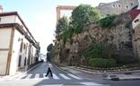 La muralla medieval a su paso por la calle Paraíso./ALEX PIÑA