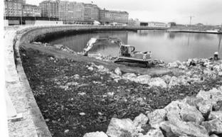 El 3 de mayo de 1995, el ministro José Borrell y el alcalde de Gijón Vicente Álvarez Areces, inauguraban la playa artificial ubicada ubicada en la zona este Gijón. Miles de usuarios disfrutan ahora cada año de este arenal que surgía de un degradado e inaccesible pedreru de El Natahoyo anexo a la factoría de los desaparecidos Astilleros del Cantábrico./E. C.