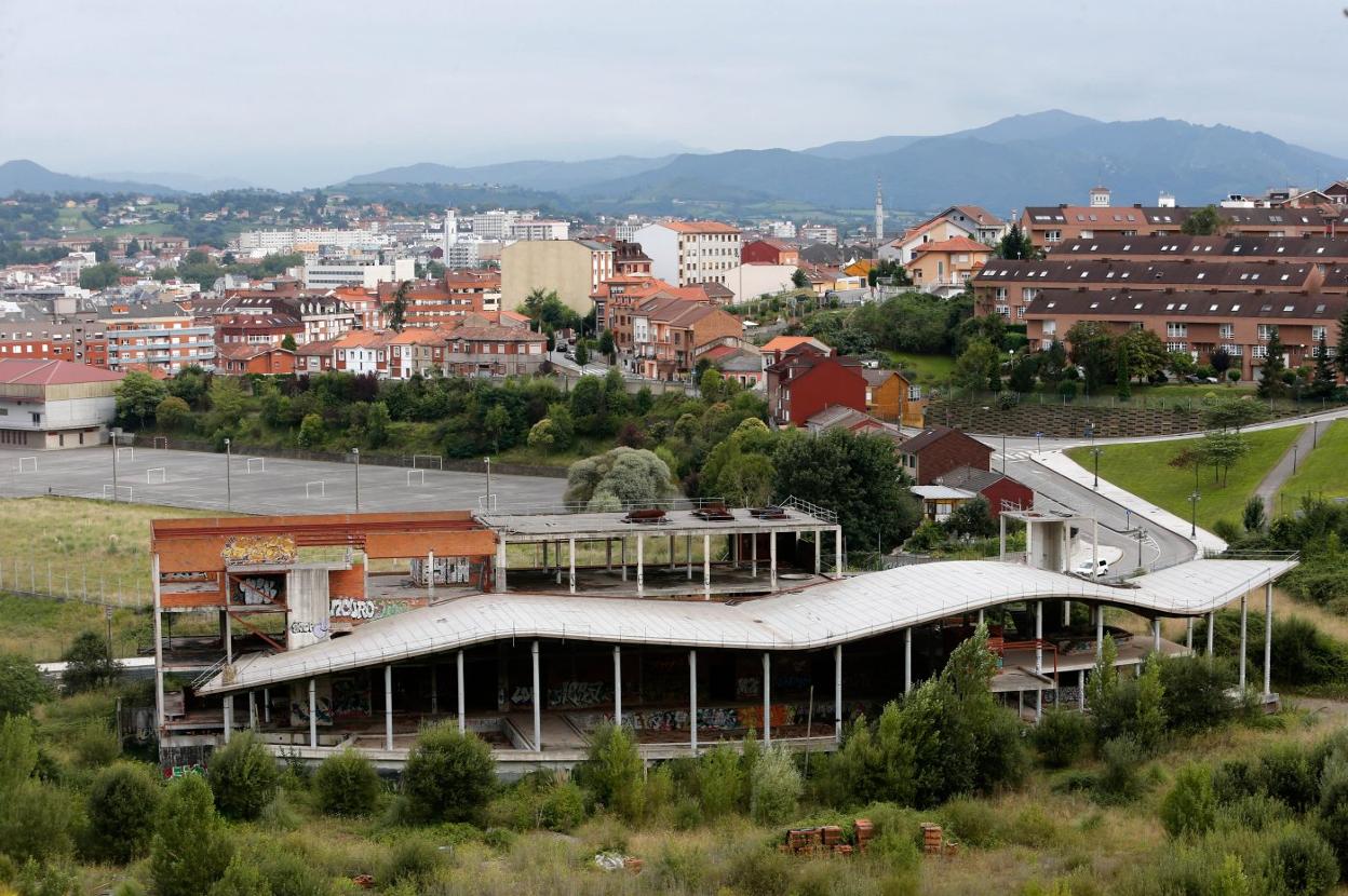 El esqueleto de hormigón y ladrillo del fallido spa de Ciudad Naranco. Fotografía de El Comercio.