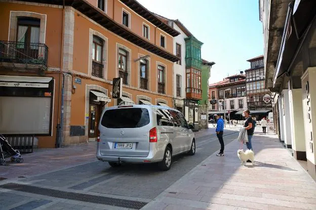 La calle principal de Llanes quedará reservada a los peatones durante las tardes del verano. / XUAN CUETO