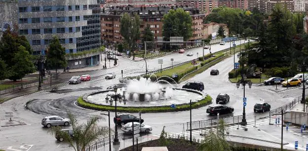 El equipo de gobierno quiere sustituir la glorieta de la Cruz Roja, en la imagen; una de las principales entradas a Oviedo. / ÁLEX PIÑA