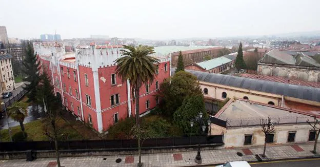 La fábrica de La Vega desde el edificio de la Cruz Roja, donde se ubica la rotonda que será remodelada con arreglo al plan de Santullano. / ALEX PIÑA