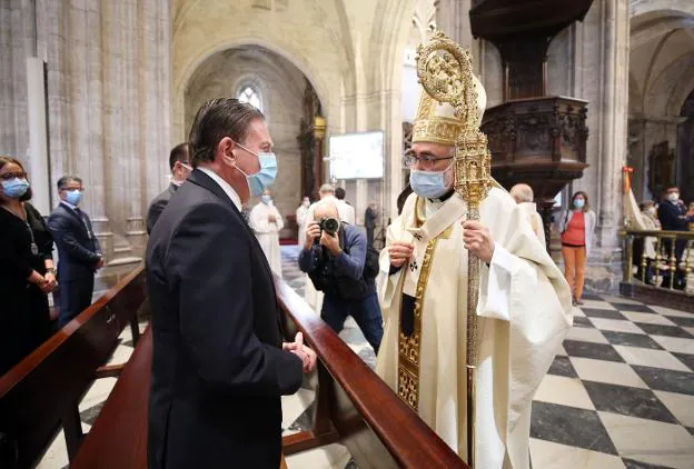 El alcalde, Alfredo Canteli, saluda al arzobispo, Jesús Sanz Montes, antes de la misa del Corpus. / FOTOS: ALEX PIÑA