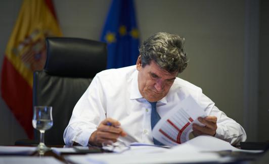 El ministro repasa unas notas en su despacho./José Ramón Ladra