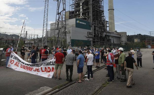 Asamblea de trabajadores, ayer, en la térmica de Lada. /