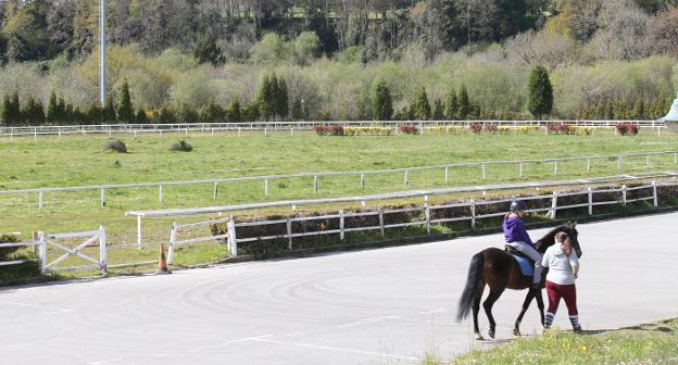 Usuarios de El Asturcón montan a caballo en 2016, meses antes del cierre definitivo del centro hípico. / ALEX PIÑA