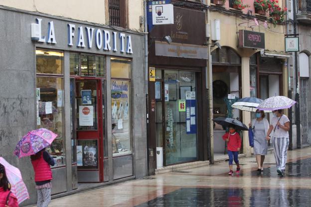 La calle El Fontán, ayer, llena de comercios en sus bajos. / JOSÉ VALLINA