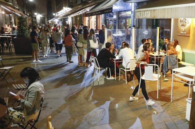 Clientes en una zona de terrazas en Gijón por la noche. / DAMIÁN ARIENZA