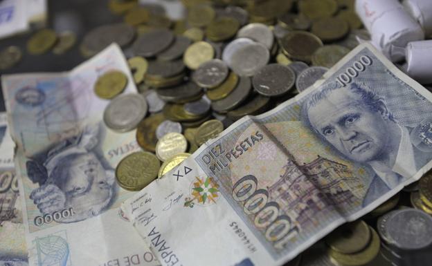 Pesetas en monedas y billetes./AFP
