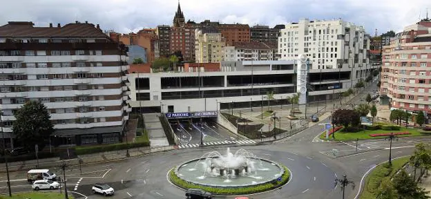 El Ayuntamiento transformará la rotonda de la Cruz Roja en una turboglorieta para dar salida provisional al tráfico del aparcamiento de El Vasco. / M. ROJAS