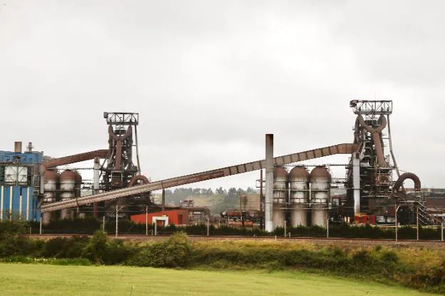 Los hornos altos de la compañía Arcelor en Gijón. / DAMIAN ARIENZA