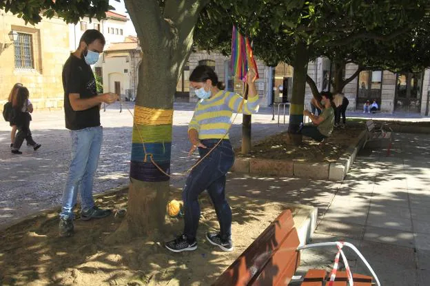 Miembros de La Folixaria decoraron la Corrada del Obispo con banderas y motivos LGTBI. / M. R.