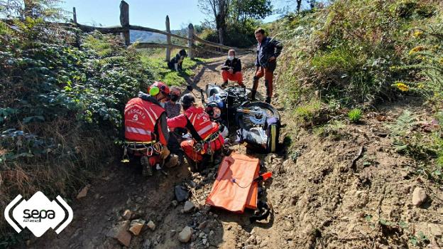 Un momento del rescate, ayer, en una pista en Aller. / SEPA