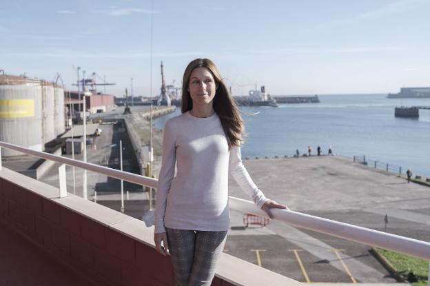 La ovetense Ana Hevia Colinas, en la torre de la Capitanía Marítima de El Musel. / CAROLINA SANTOS