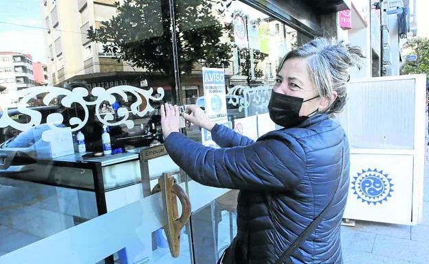 María José Souza cierra las puertas de El Cafetín, en Pola de Siero.