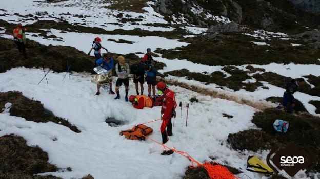Rescate de un montañero que se precipitó por una sima de Cabrales. / SEPA