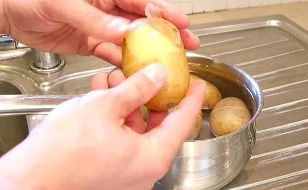 Pelar una patata