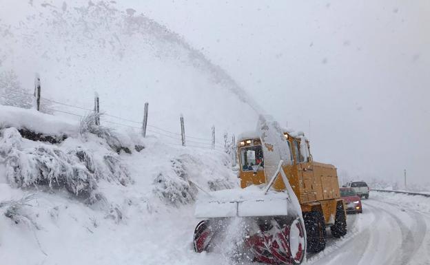 La nieve corta al tráfico cinco puertos y Pajares a camiones. 2 San Isidro.