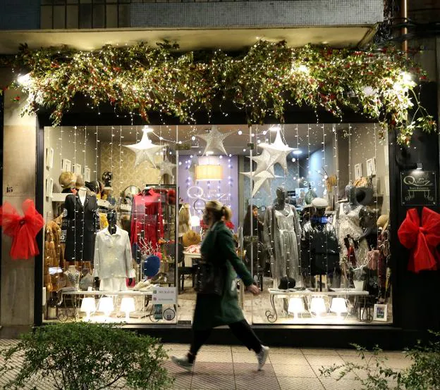 La tienda Quinze Moda de Martínez Marina alumbra la calle con su espectacular escaparate de luz. / FOTOS: ALEX PIÑA