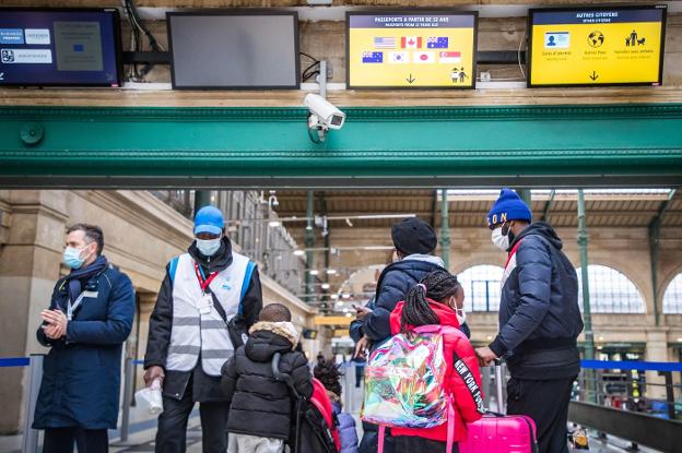 Pasajeros hacen cola en la terminal de salidas del Eurostar en la Gare du Nord de París hacia Londres en el primer día posterior al 'Brexit'. / EFE