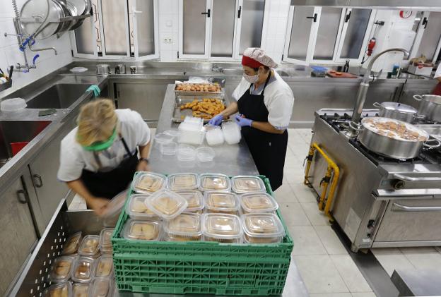 Preparación de alimentos en la Cocina Económica. / PALOMA UCHA