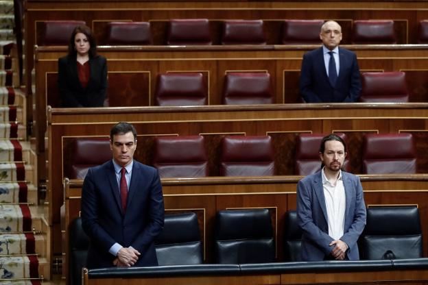 Pedro Sánchez y Pablo Iglesias, en un pleno del Congreso de los Diputados. / EFE