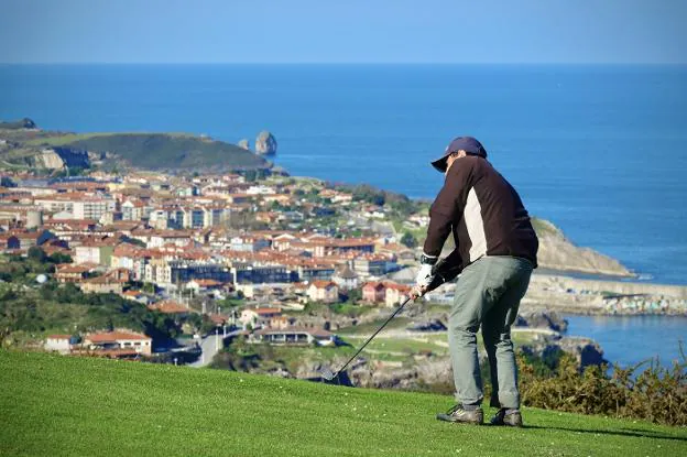 One of the players hits the ball, at the Municipal Golf of Llanes, during the GSA League. 