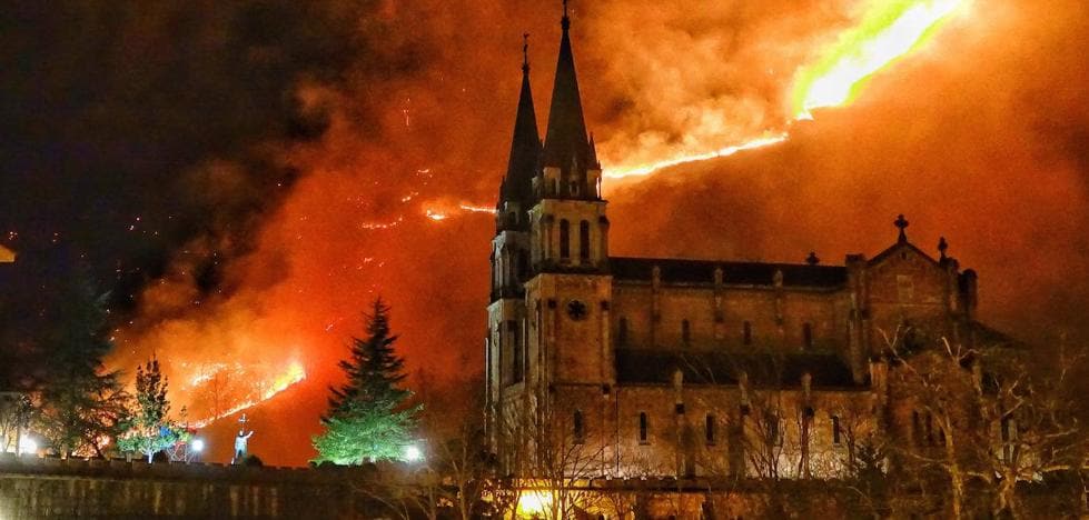 Cangas de Onís: Incendio en el monte Priena, frente a Covadonga