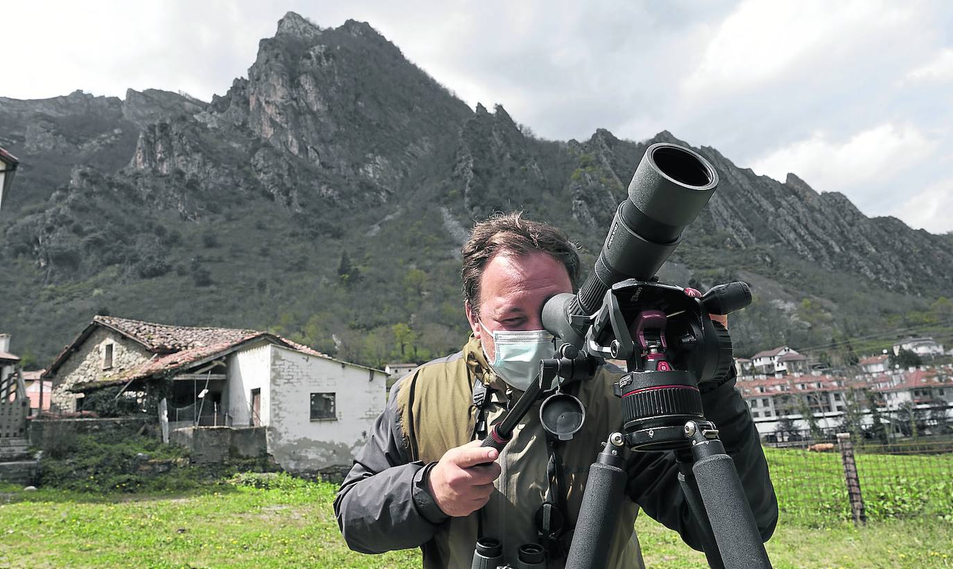 El fotógrafo Romain Guerin con sus útiles de trabajo en Pola de Somiedo.