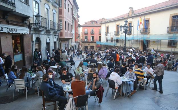 Terrazas repletas de gente en Oviedo./MARIO ROJAS