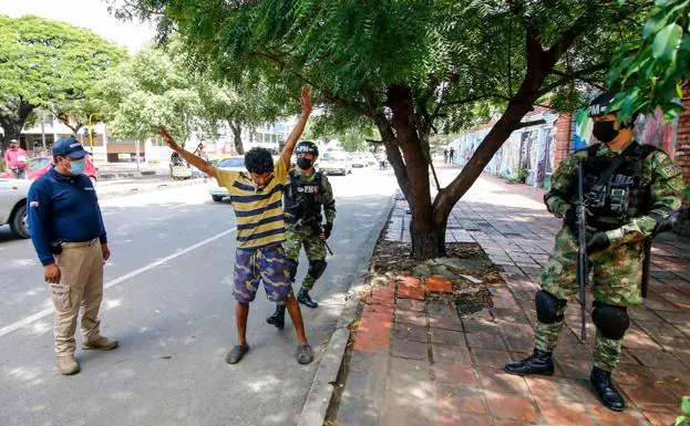 Un militar registra a un joven en Bogotá./AFP