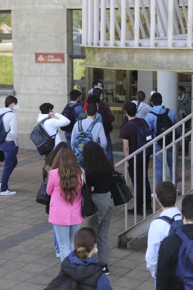 Estudiantes de la Universidad de Oviedo antes de un examen. / D. ARIENZA