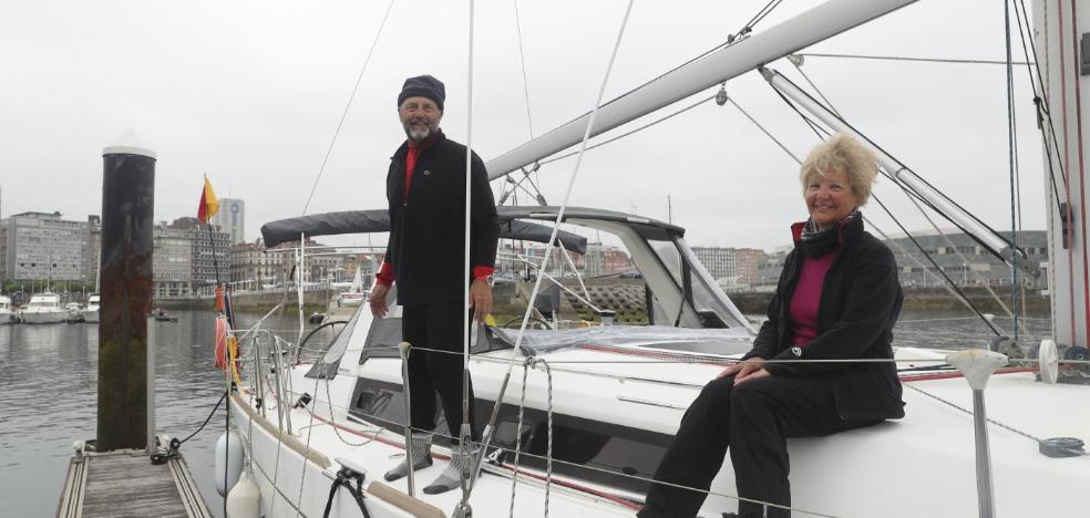 Salvamento rescata el velero de un matrimonio francés - Vimarsana News