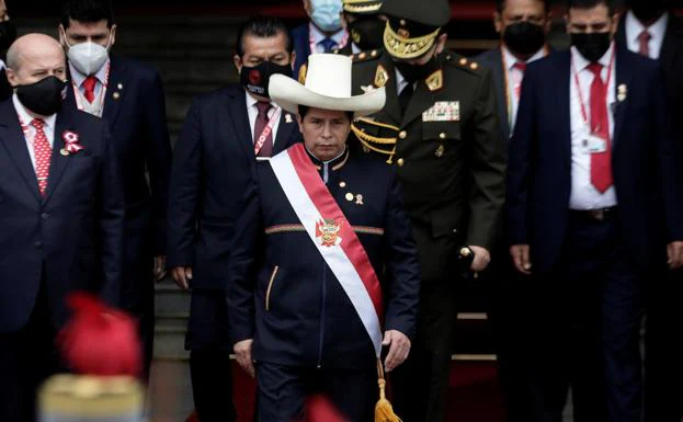 El nuevo presidente de Perú, Pedro Castillo, abandona el Congreso después de la ceremonia de investidura./REUTERS
