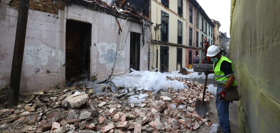 Un incendio provoca el derrumbe de un edificio frente a la muralla de Oviedo - Vimarsana News
