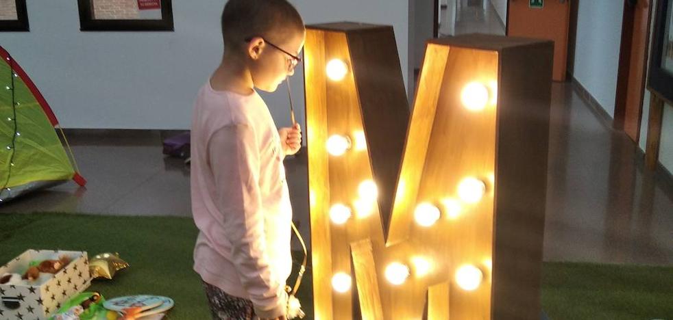 La pequeña Martina 'acampa bajo las estrellas' gracias a la Universidad de Oviedo y la Fundación Pequeño Deseo - Vimarsana News
