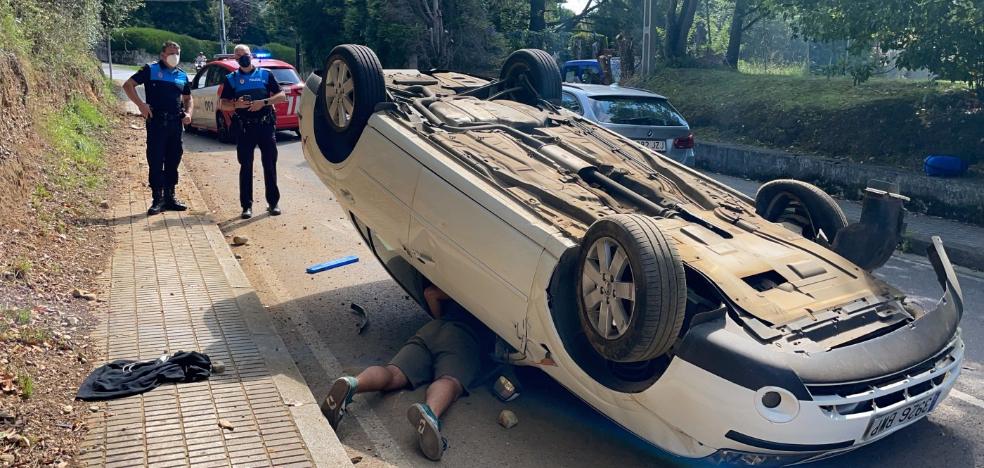 Un joven vuelca con su coche en la carretera Piles-Infanzón tras chocar contra el talud - Vimarsana News