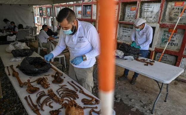 Un equipo forense intenta identificar restos de posibles desaparecidos en Antioquia./AFP