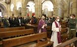 El funeral fue oficiado por Juan José Tuñón, canónigo de la catedral, primo de Miguel Escalada./JUAN CARLOS TUERO