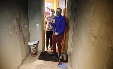 Lourdes Batista y su hija Isabel, vecinas, limpian los daños./J. C. ROMÁN