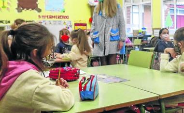 Niños del colegio Cervantes, en Gijón, con mascarilla en el aula./A. GARCÍA